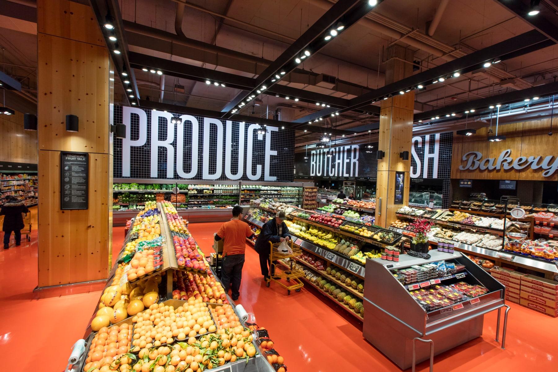 Rayon fruits et légumes d'une épicerie Loblaws.